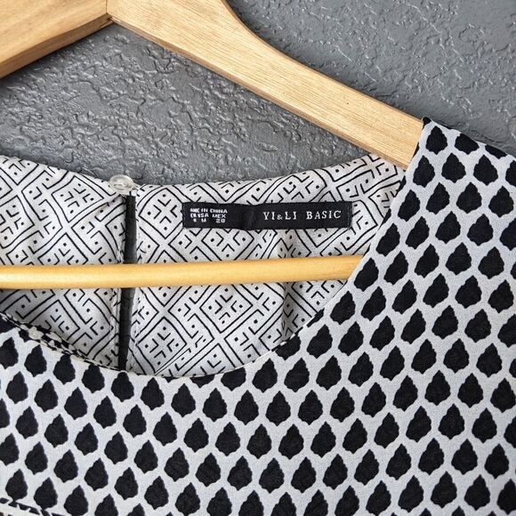 Black and White Boutique Tunic - Picture 3 of 7